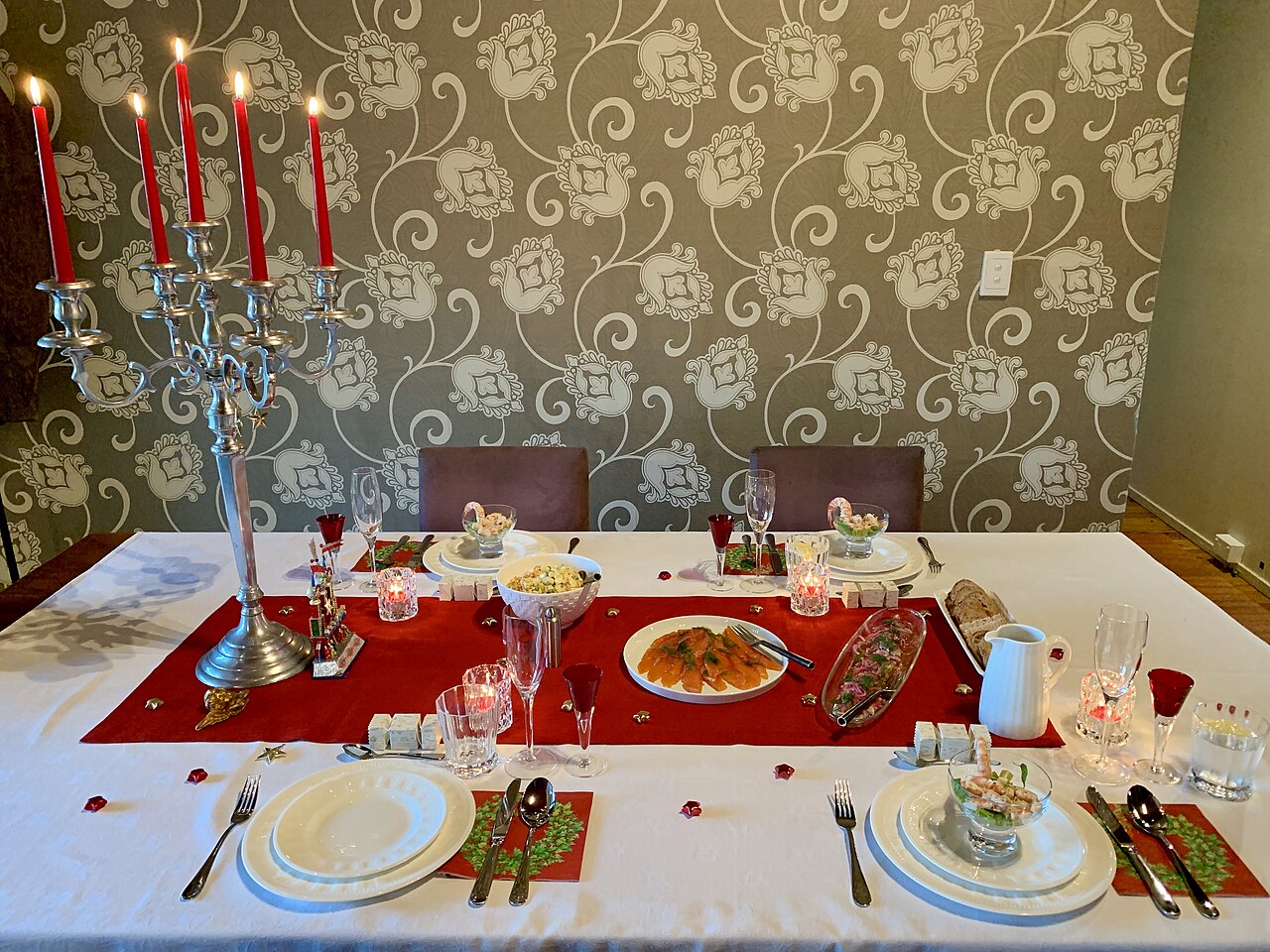 Table de réveillon de Noël avec des plats festifs et une décoration conviviale