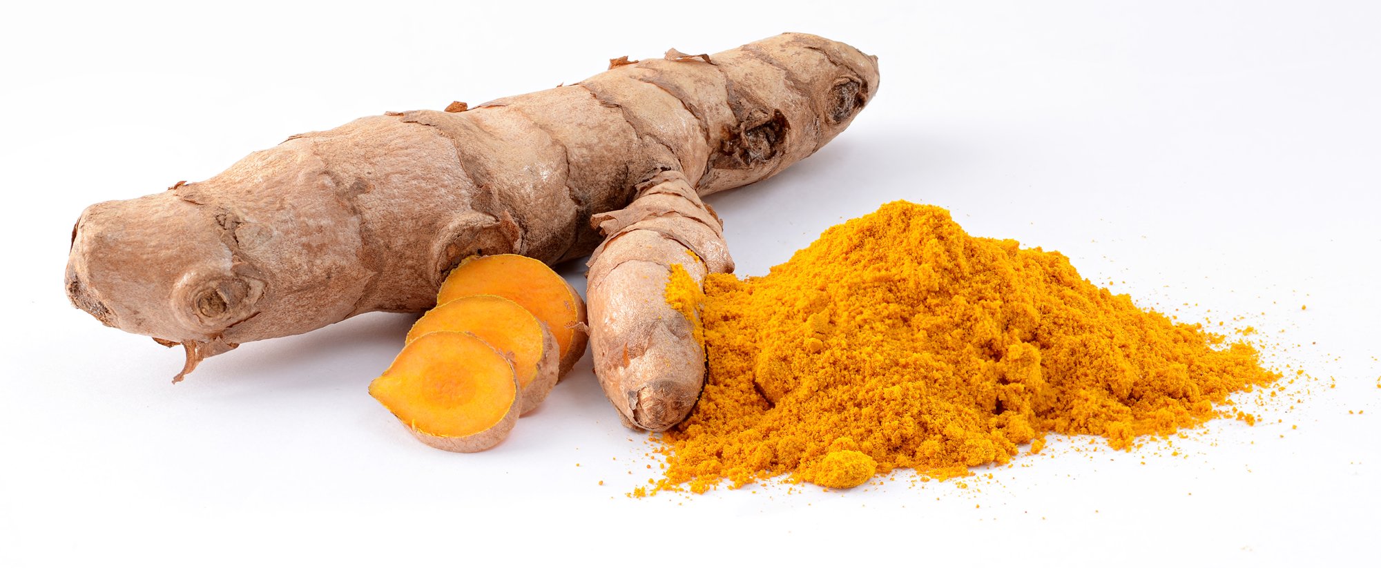 Racines et poudre de curcuma, source de curcumine