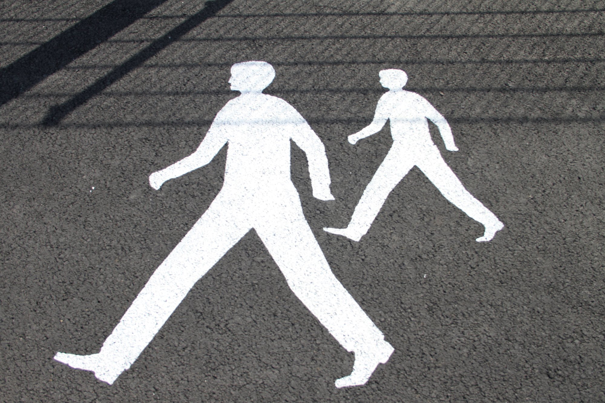 Deux personnes marchent ensemble en plein air, exercice modéré pour la santé et la longévité