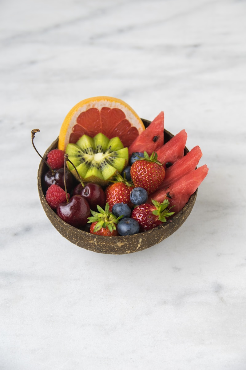 Coupelle de fruits d'été frais — pastèque, cerises, fraises, myrtilles, kiwi et pamplemousse