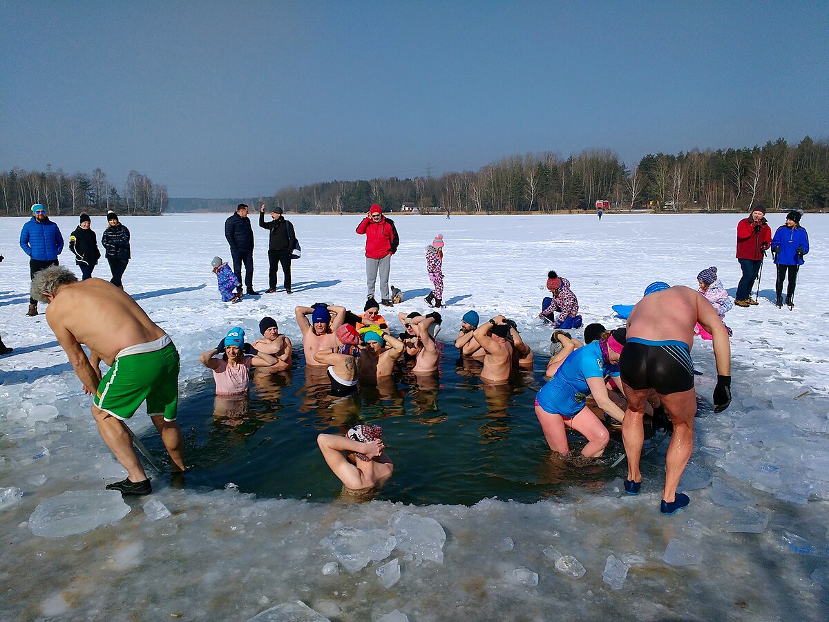 Nageurs en eau glacée en Pologne — pratique traditionnelle du morsowanie