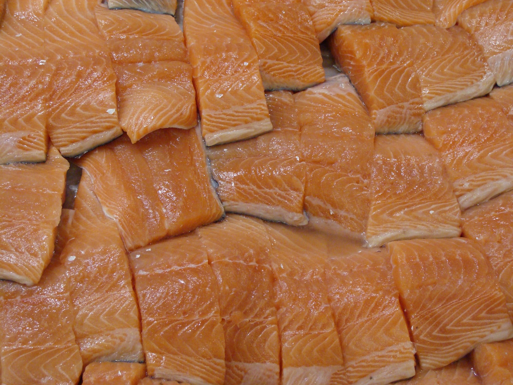 Filets de saumon cru, l'une des sources les plus riches en omega-3 EPA et DHA
