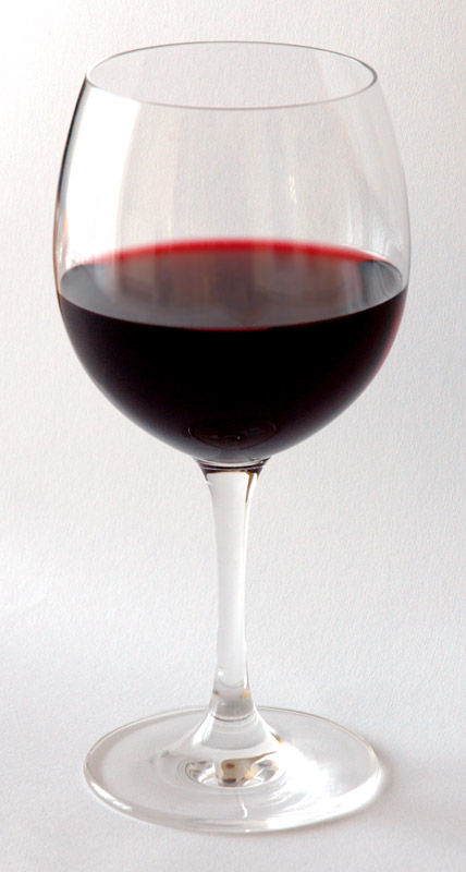 Verre de vin rouge, symbole du debat entre plaisir et sante