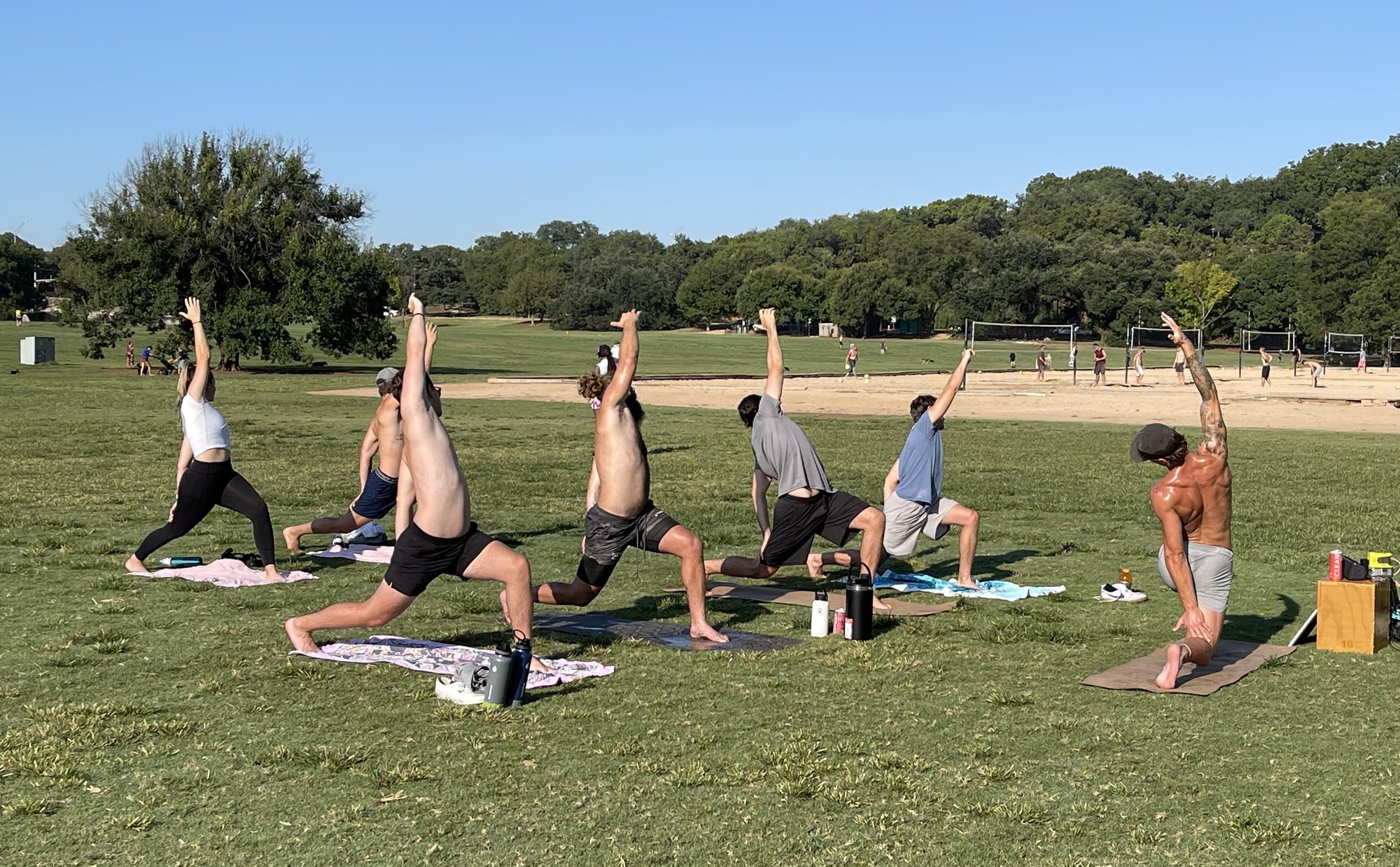 Yoga en plein air dans un parc, une pratique douce ideale pour les premieres minutes du matin